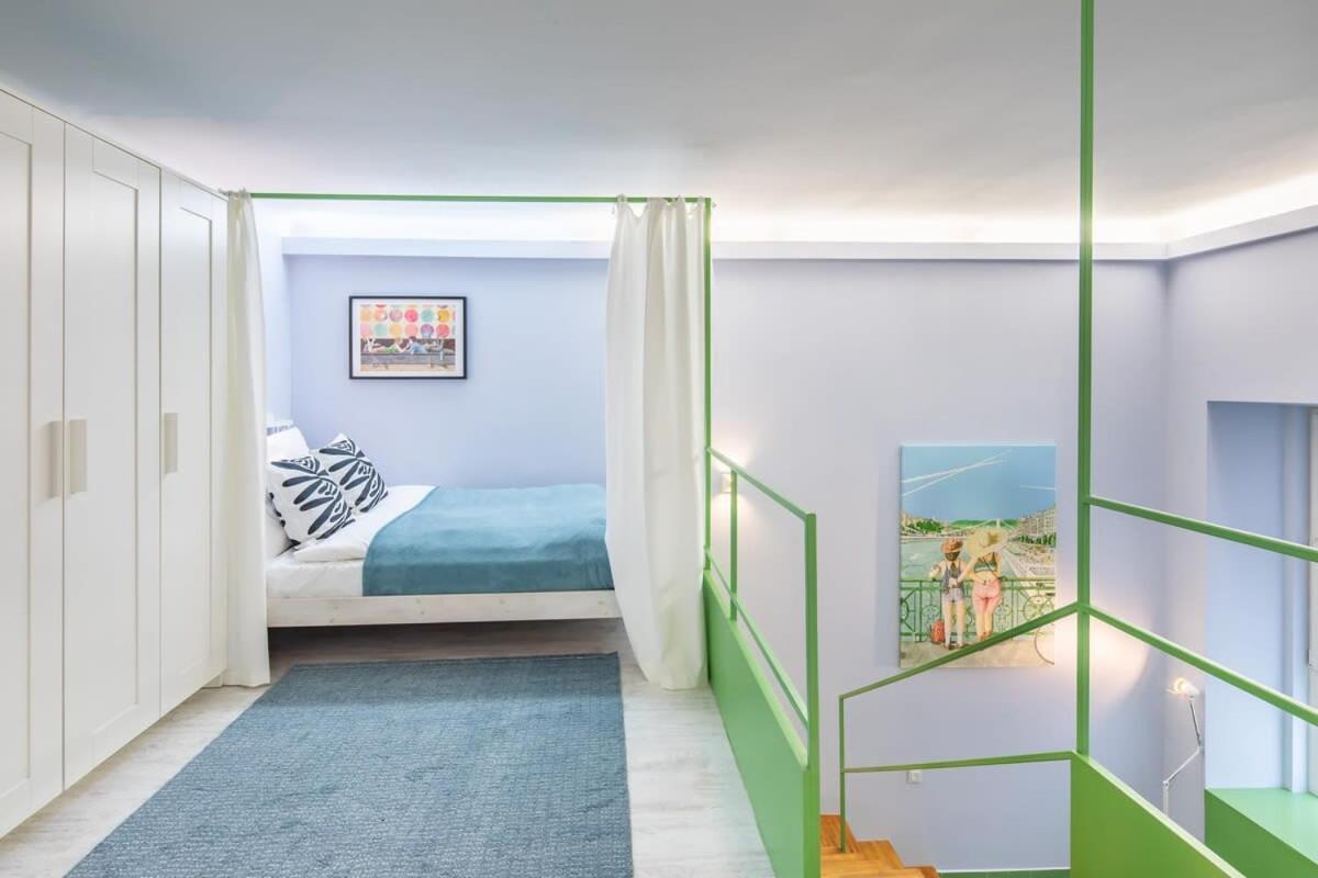 Very - Unique Design - New Budapest